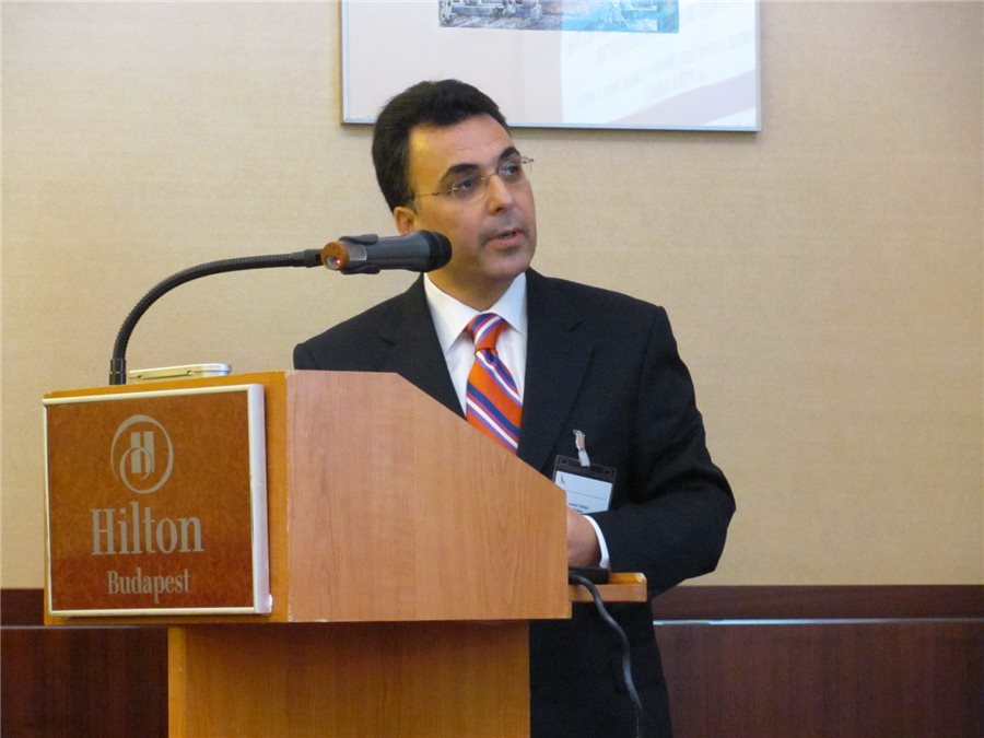 Prof. Dr. Levent Türkeri, bir kongrede podyumda konuşurken
